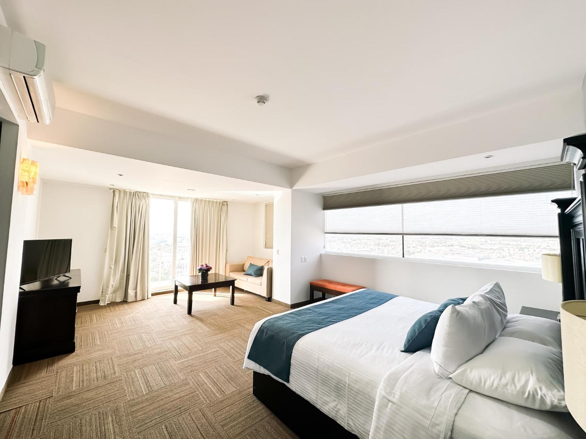 לאון Hotel Stadium מראה חיצוני תמונה A room at the hotel